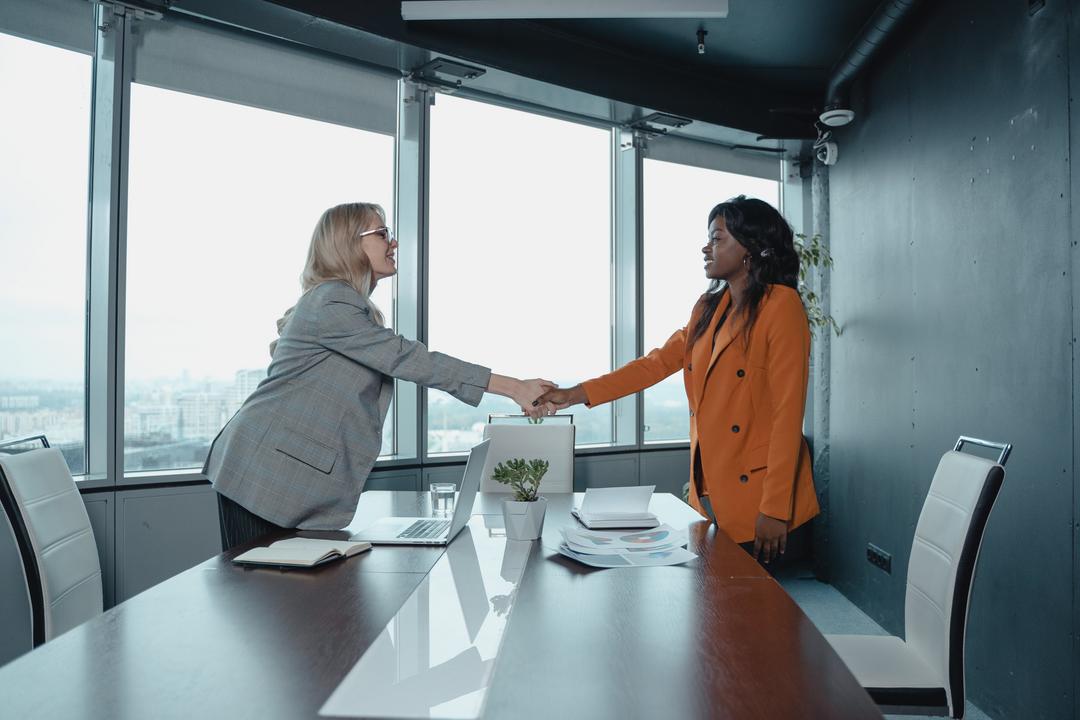 Conforme a Lei Complementar 150, o contrato de experiência da doméstica é uma das modalidades disponíveis ao empregador, para avaliar e adaptar a nova profissional. 