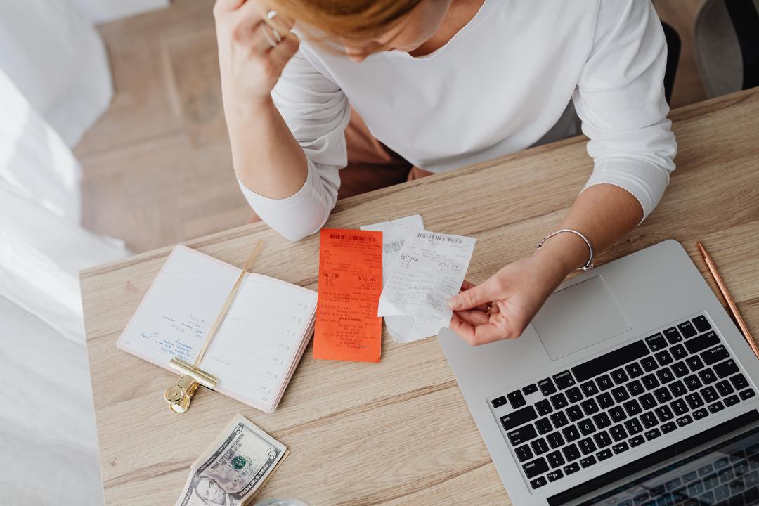O período de férias da empregada doméstica é um muito importante e delicado para a relação trabalhista. Afinal, enquanto a profissional tem seu descanso — um de seus direitos trabalhistas legais —, o empregador possui uma série de cálculos e responsabilidades.