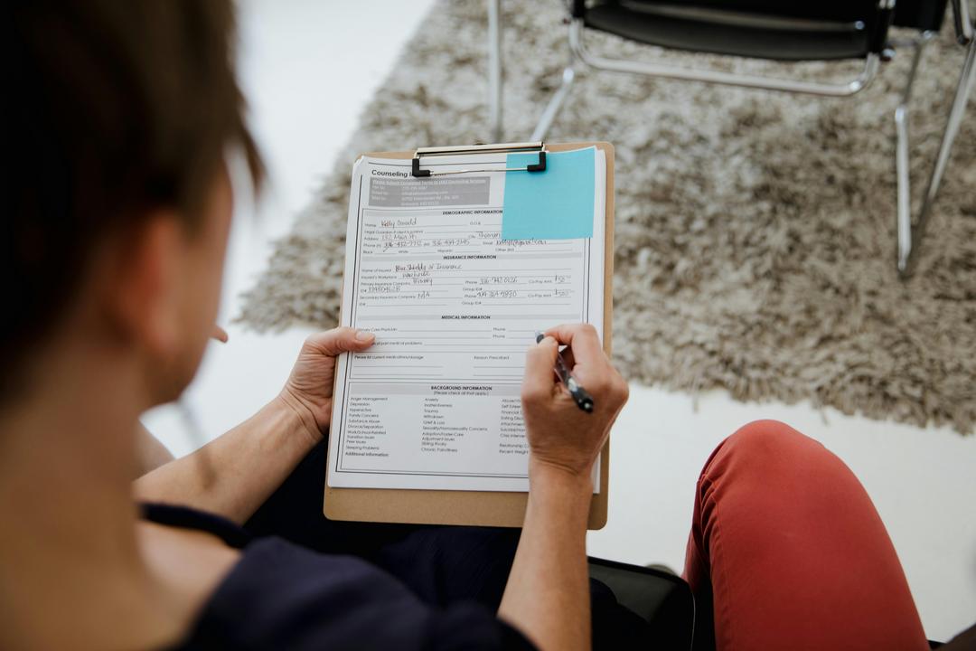 Anualmente, quando a Caixa Econômica Federal libera o calendário, essa dúvida volta à tona, principalmente entre empregados e empregadores domésticos. Visto que o trabalho doméstico é regido por uma legislação própria, é preciso compreender o que a Lei das Domésticas (Lei Complementar 150) estabelece sobre o benefício.